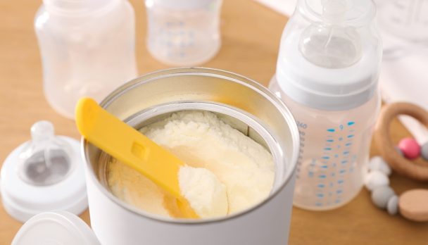 Can,Of,Powdered,Infant,Formula,With,Scoop,On,Table,,Closeup.